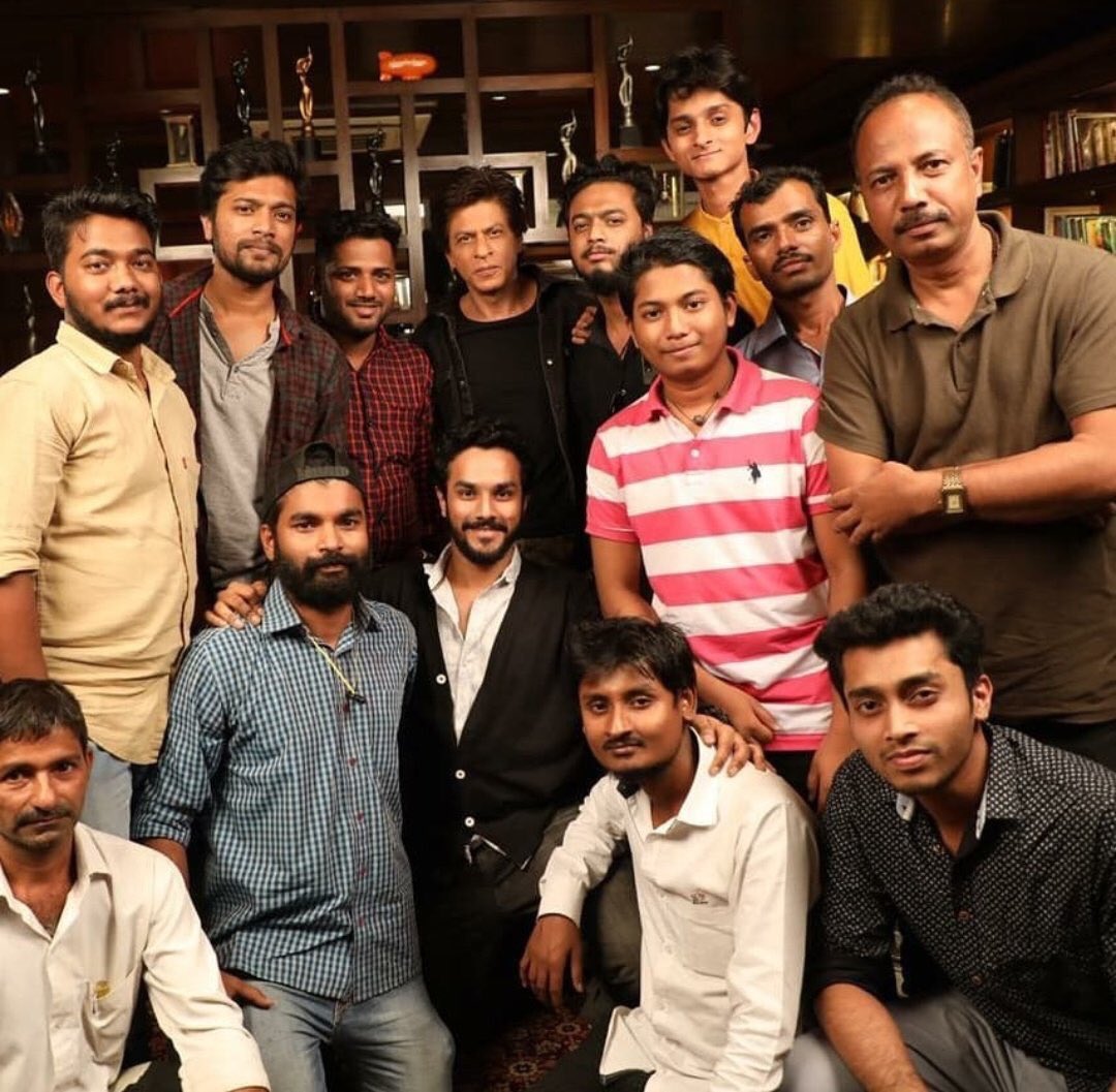 rshah2611's tweet image. Shah Rukh Khan (@iamsrk) clicked recently during #Zero interviews at Mannat!
#6DaysToZero