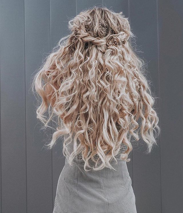 ABBAHair's tweet photo. Who needs a jacket when you have such beautiful hair? ✨🌿#abbalancedlife https://t.co/AUlzrKp0c2