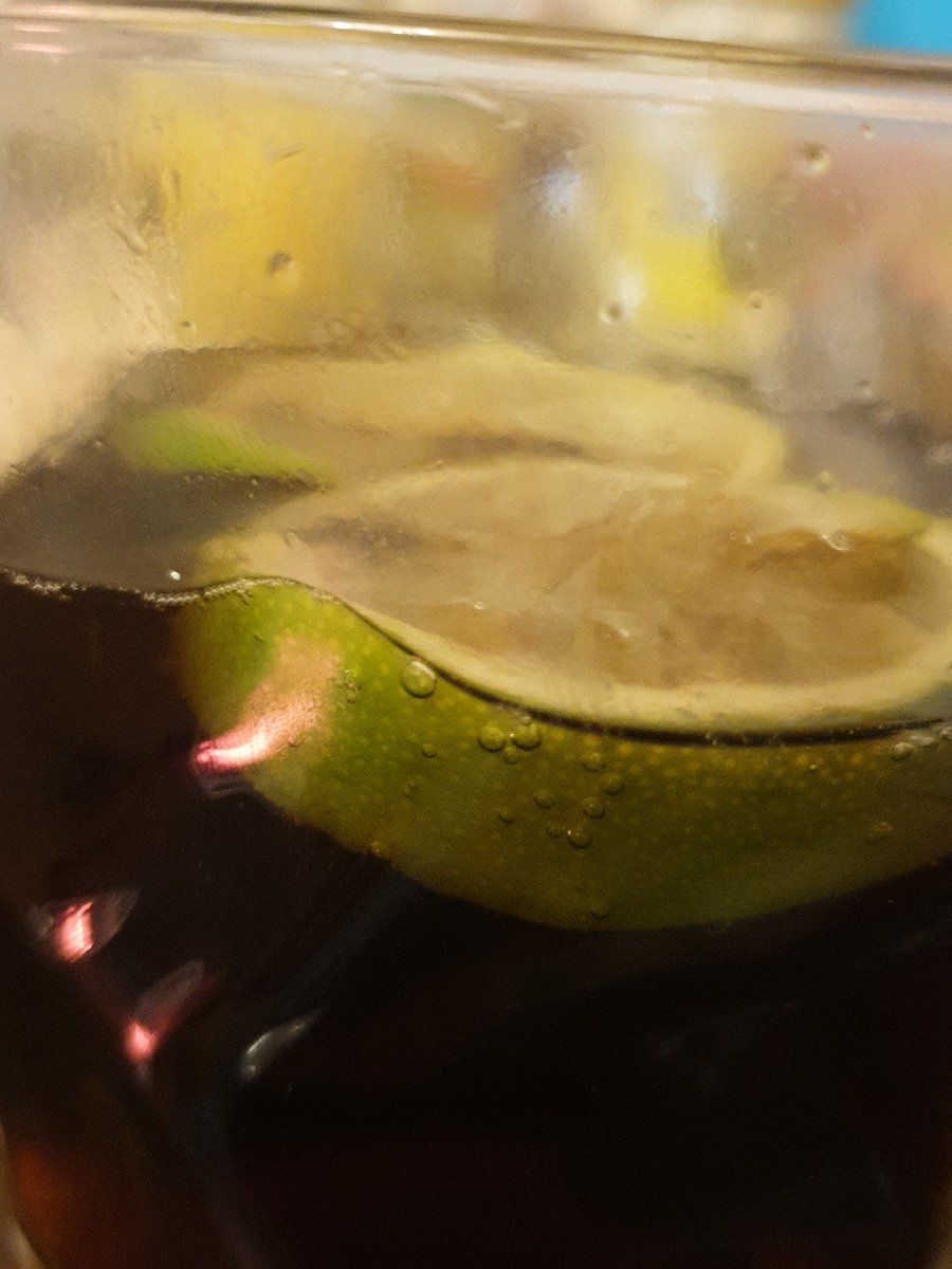 AdamiPL's tweet image. Piątkowy wieczór z #whisky i #LeZapDeCokaïn :-)