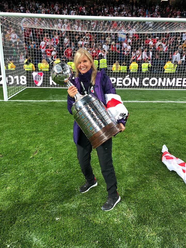Ella nos volvió mentalmente indestructibles.
Nos ayuda a sobreponernos, nos motiva a competir hasta el final y convence de ir siempre por más.
Una madre del corazón, una compañera incondicional.
La mujer más importante en la historia del club.
¡Sandra de América! 💜
#RiverPlate