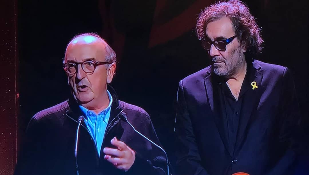 GRUPMEDIAPRO's tweet photo. Jaume Roures y Tatxo Benet recogen el premio Muriel Casals de Comunicació, otorgado por Òmnium Cultural, por la “calidad periodística de sus proyectos empresariales y por su voluntad de profundización democrática”. Un premio dedicado a los 6.600 profesionales del Grupo MEDIAPRO. https://t.co/OSEfGmOUJl