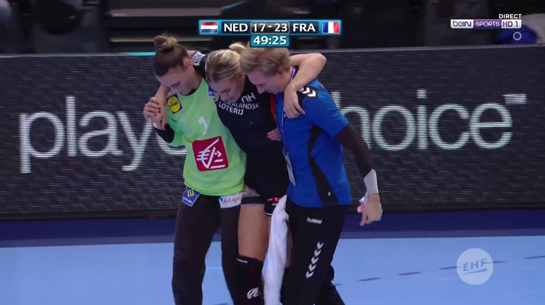 Quelle belle image... 
C'est pour ça qu'on aime le handball. 
Espérons que ce ne soit rien de trop grave. 
#FRANED