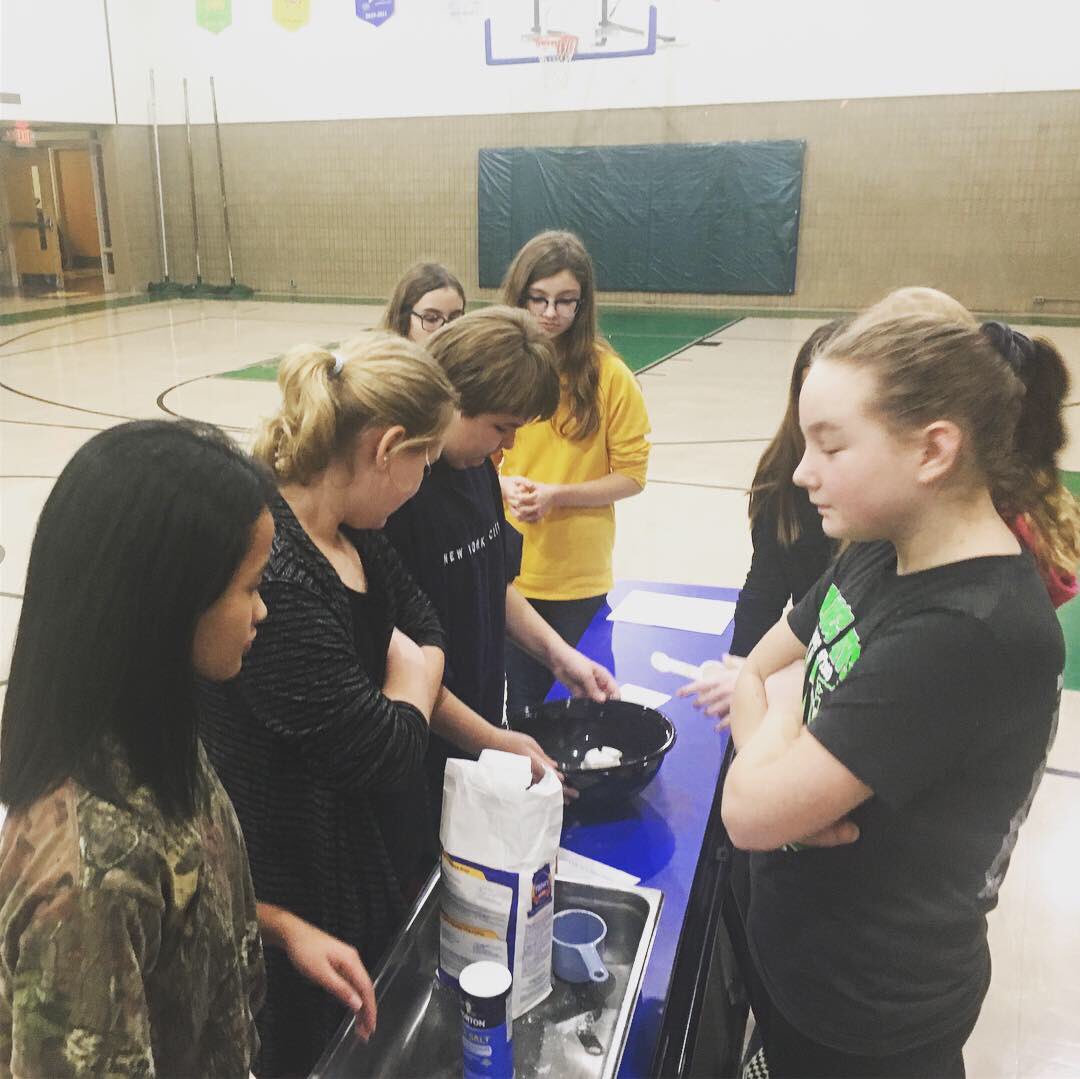 MbvmYM's tweet photo. THIS SUNDAY! Jr. High RE classes are selling Christmas cookies at all Masses. Each plate of cookies will be $7. Proceeds will go towards a trip &amp; donation to volunteer @fmsc_org FMSC provides nutrition for sick and hungry kids throughout the world! https://t.co/cAlIZ3Eiqw