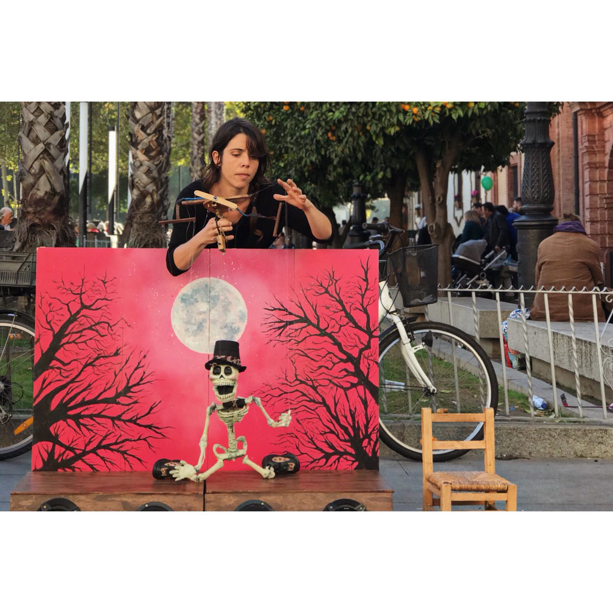 UrbanoSevilla's tweet photo. La pasión por el teatro callejero mueve su vida y es mucho mas que eso... simplemente esta en su sangre, ¿los títeres? son una expresión de vida.
- Si quieres conocer la historia completa ve a nuestras redes:
Instagram: @urbanosevilla 
#ArtistasEnLaCalle #Sevillahoy https://t.co/vAYlMGrqYJ