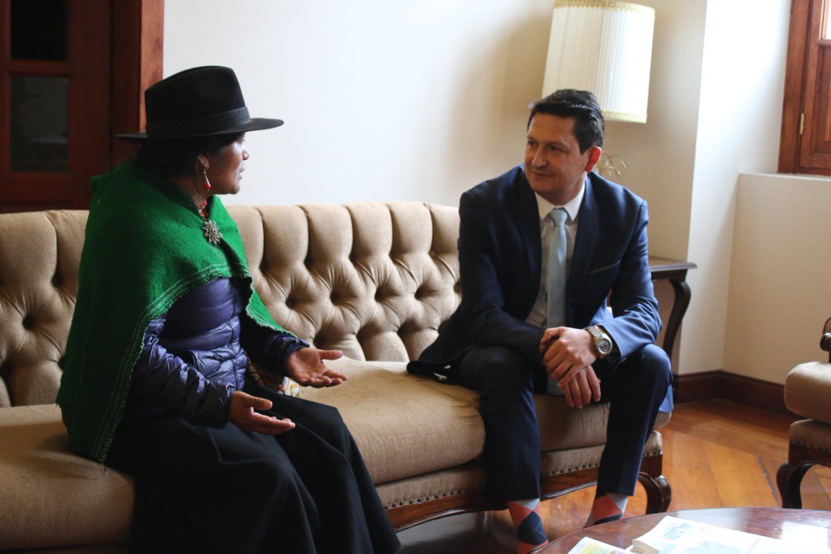 AmbatoJefatura's tweet photo. David Alvarado, Jefe Político del Cantón Ambato, mantiene reunión con Rosa Jerez Directora del MIT, coordinando acciones y dando solución a problemáticas que mantiene el sector indígena.
#YoAmoTungurahua #JefaturaPoliticaAmbato https://t.co/Uhzkdt4iGw