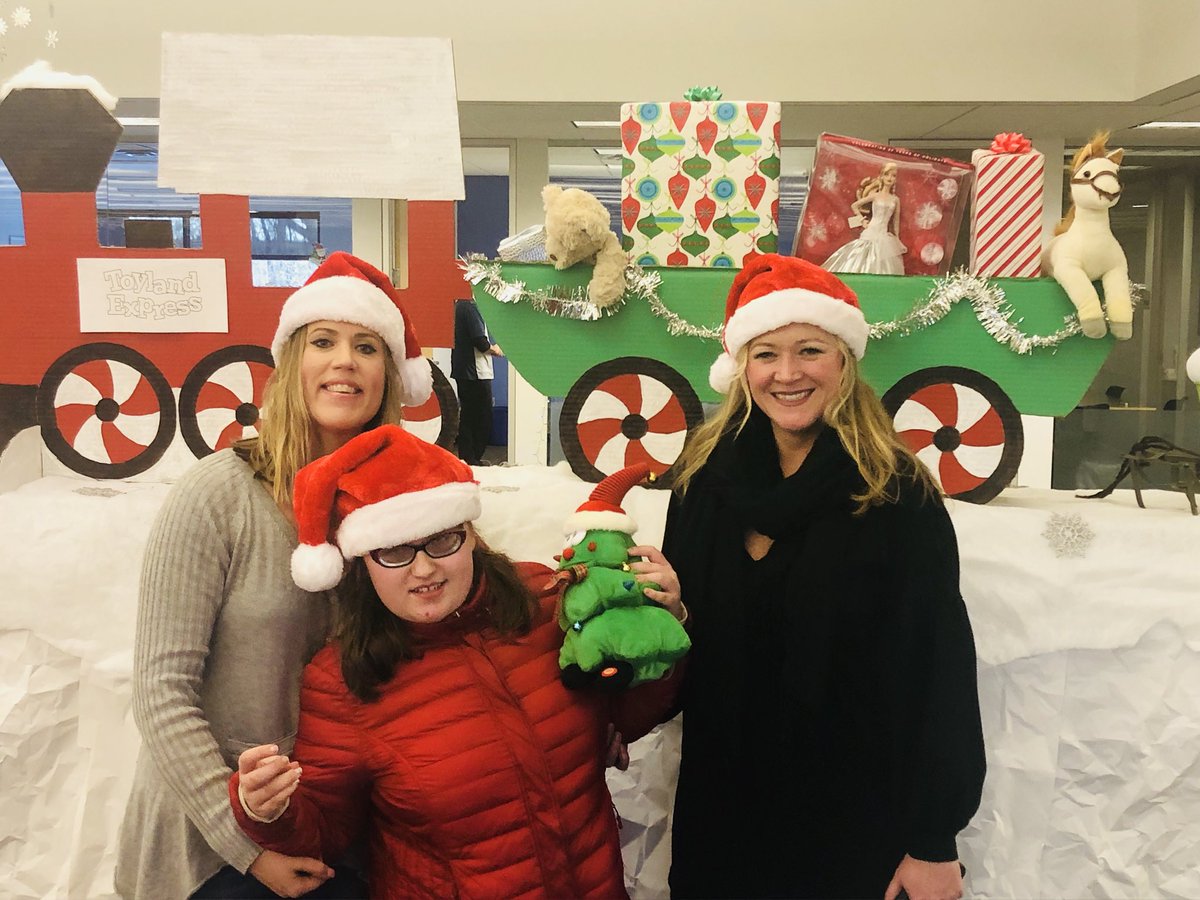 JanStorhaug's tweet photo. The Unitron carolers spreading holiday cheer at @UnitronUS 🎄⛄️ 🎶 https://t.co/ReI7zYOWyN