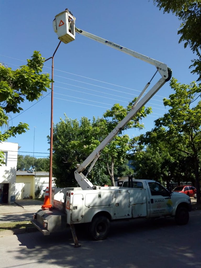 MuniSaladillo's tweet photo. Continuamos con el recambio de luminarias a LED en Av. Mariano Acosta https://t.co/JkBkq4riTS