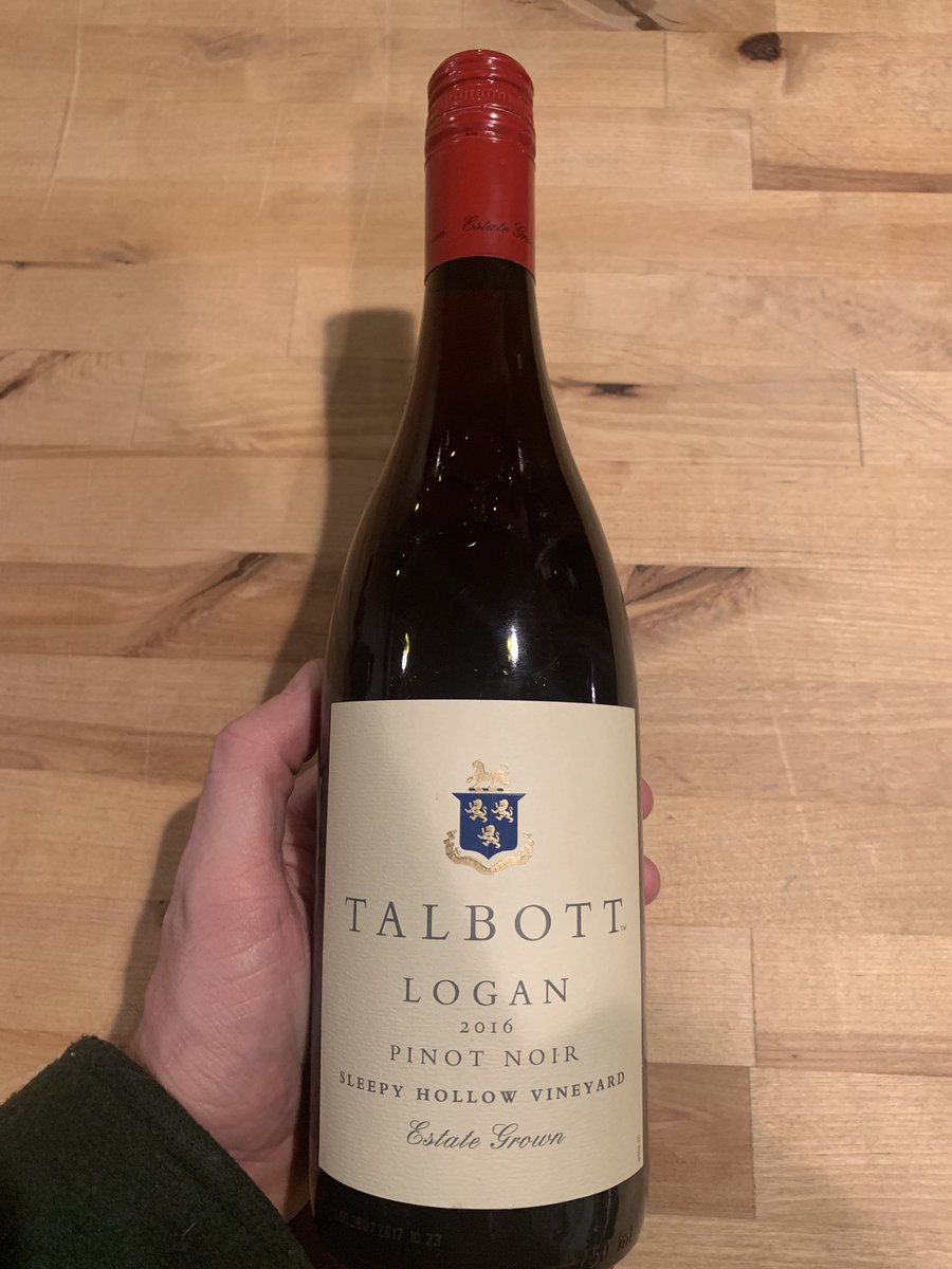 SymonsGeneral's tweet image. It's beginning to look a lot like we're having wine for dinner. #friday #wineoclock