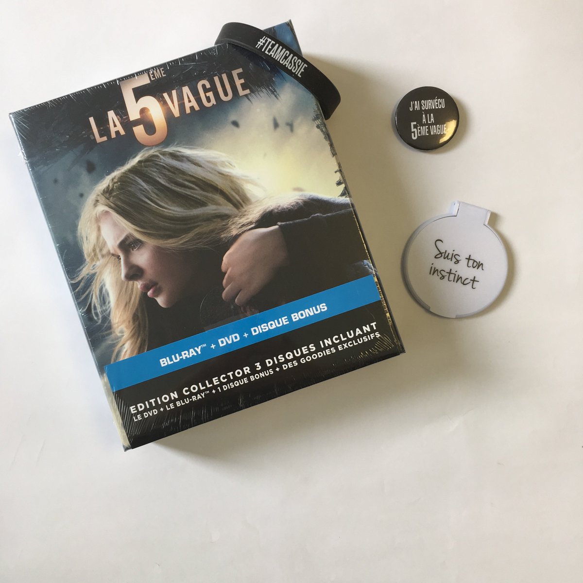 CollectionR's tweet photo. Pour vous aider à patienter jusqu'à la sortie de ce nouveau roman, on vous offre un coffret collector de l'adaptation de "La 5e Vague" ! Pour participer, il suffit de répondre à la question suivante : "En quoi consiste la 1ere Vague ?"
Vous avez jusqu'à demain, 00h ! 🏃‍♀️ https://t.co/AR9aIONZsY