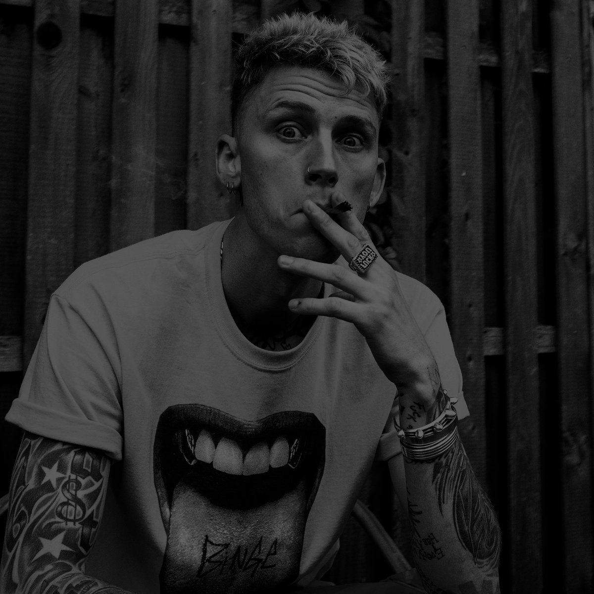 versevil's tweet image. 香烟;
              VIDA              Y         MUERTE.