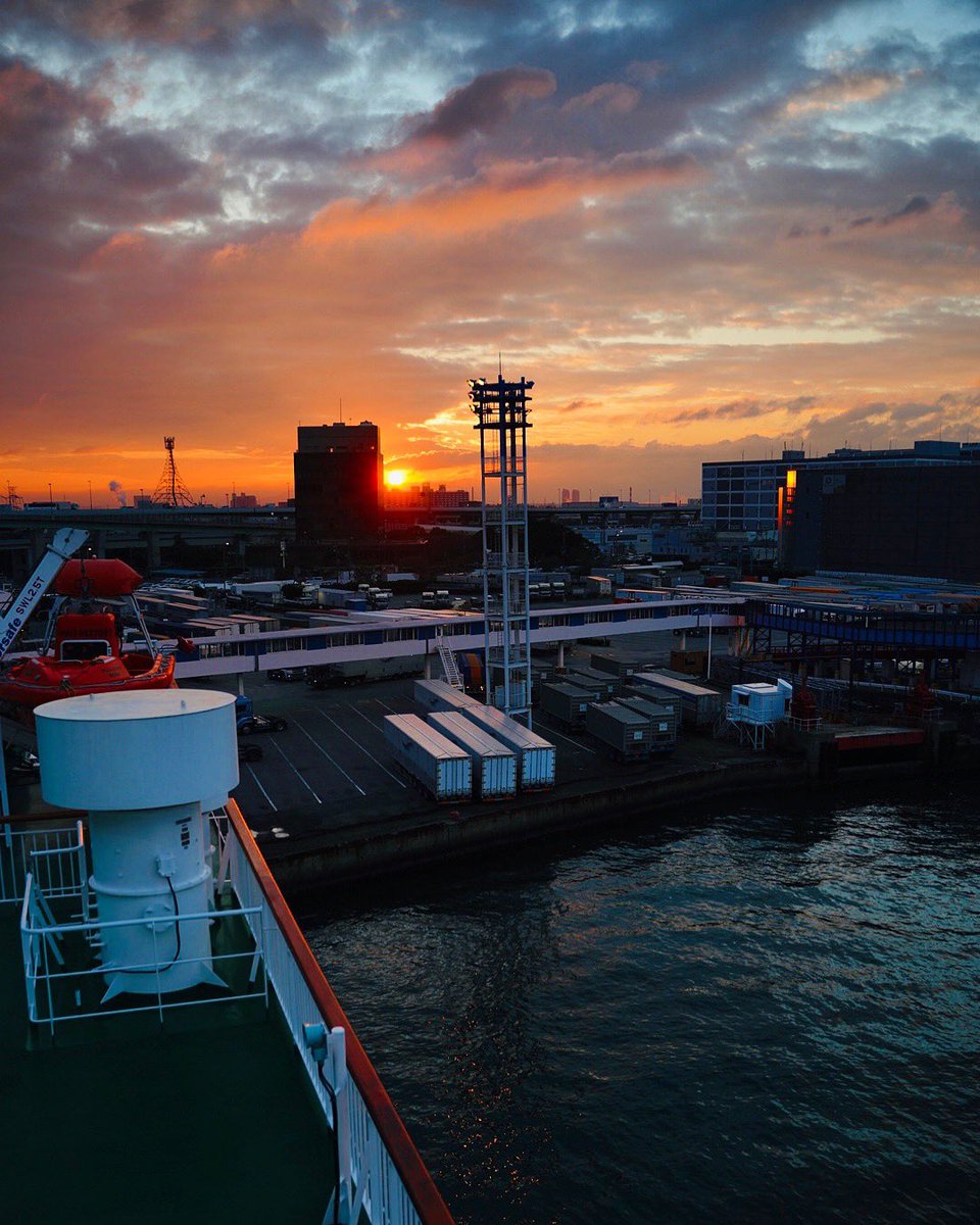 sakagemc's tweet image. おはようございます☀️
大阪南港着きました！
これから京都へ向かいます🚐
:
#オレンジフェリー #大阪南港 #朝日 #peakfarmJP #ピークファーム