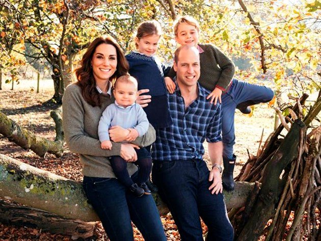 Will and Kate dressed casual with the kids for the Royal's Christmas card.   ottawamatters.com/world-news/roy… https://t.co/AwHRpmiV3K