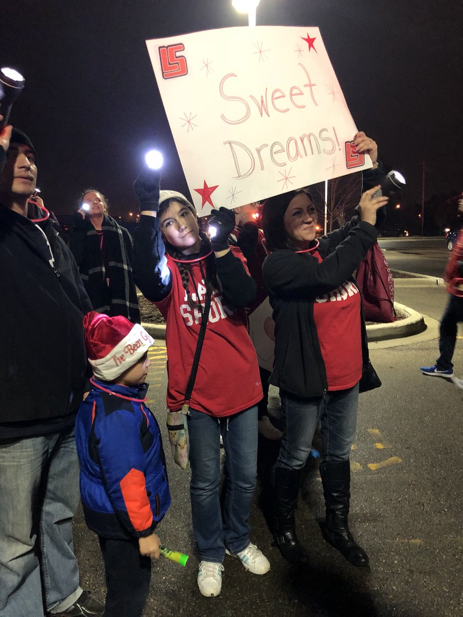 myLSPS's tweet photo. Thank you @BeaumontHealth for allowing @myLSPS to participate in Moonbeams for Sweet Dreams! It was an honor for the Lake Shore Family to show support for your Pediatric patients during the 2018 holiday season. #MoonbeamsForSweetDreams #myLSPS https://t.co/bABnA8HE00