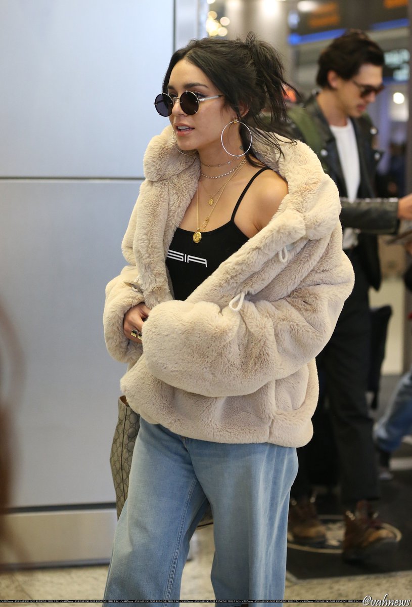 VAHNews's tweet photo. [Candids] @VanessaHudgens &amp; @austinbutler Arriving To Miami International Airport - Dec. 13 | +HQ https://t.co/jSLuSwHS8I https://t.co/WMUCe8Mt9r