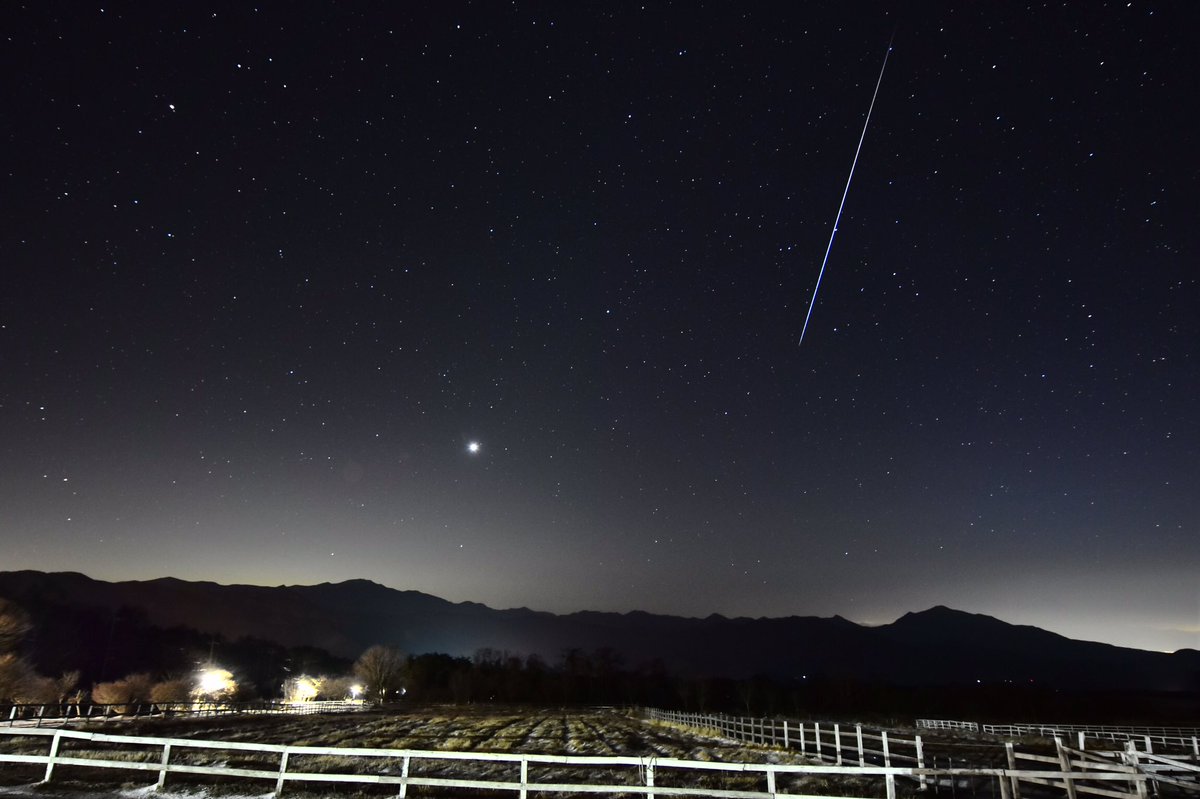 K K On Twitter 流れ星 彡二閃 2018 12 15 清泉寮 清里 凍えながらも 沢山の流れ星を見られて良かった 1枚目は東の空 で 明るい星は金星 4 20 2枚目は南の空で 非常に分かりにくいけど実は薄っすら富士山が写ってる3枚目 3 50 ふたご座流星群