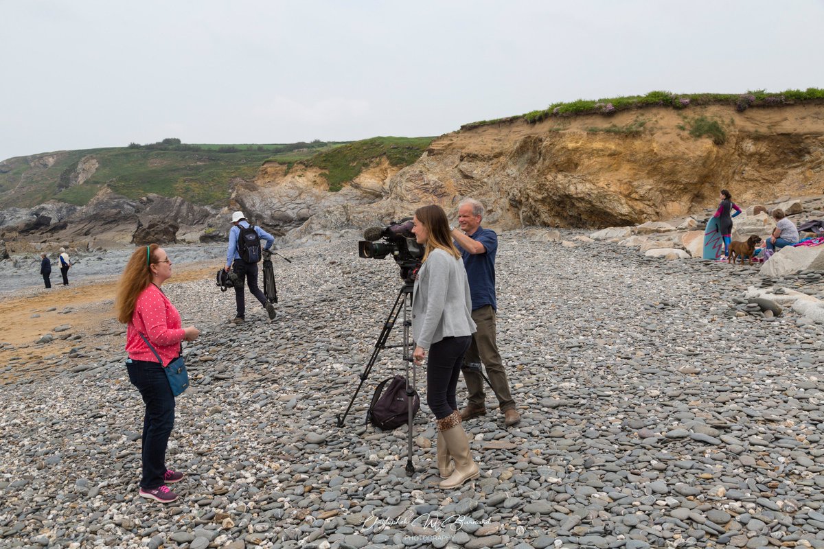 ToursPoldark's tweet photo. United States Poldark tour leader Bonny Wise being interviewed by ITV Westcountry's @grace_pascoe on location at Dollar Cove Gunwalloe Cornwall. https://t.co/h0IkHQibjg