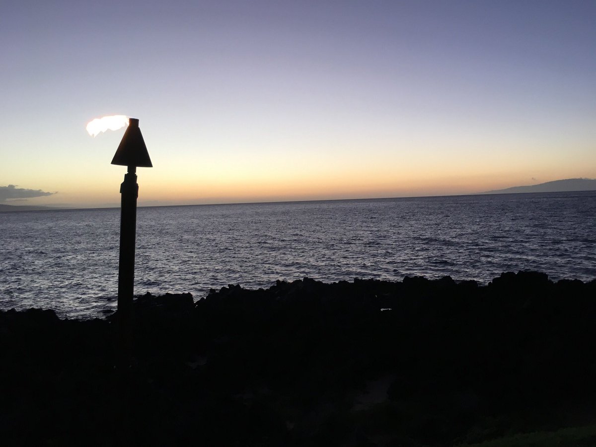 DIYwealthca's tweet image. Last nights sunset in Maui, only 3 more days here with the family!