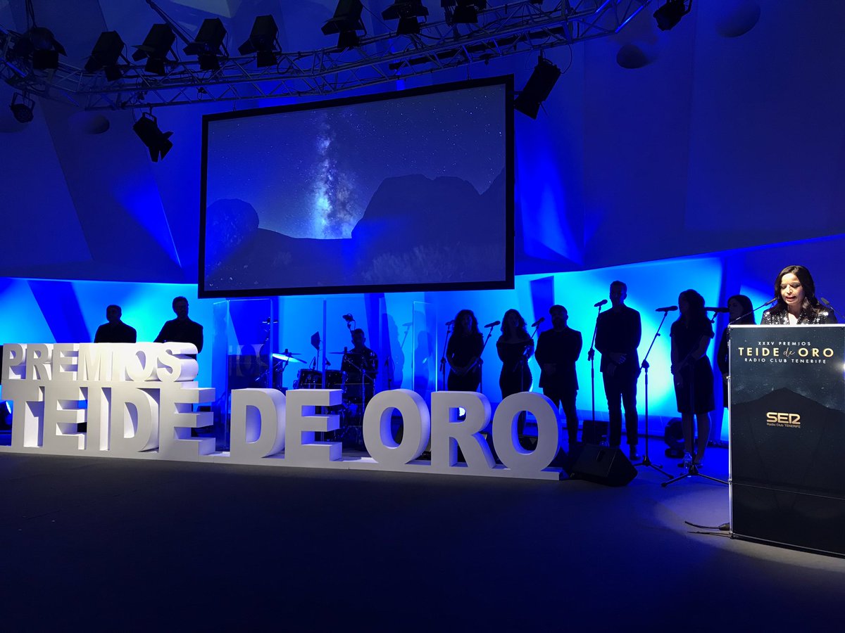 rdavmam's tweet photo. Enhorabuena a los galardonados con los #teidedeoro2018 @alexgarcia_web @UDGTenerife @OrfeonLaPaz en una magnífica gala. Divertido, dinámica y llena de emoción. Brillante discurso de @Lurdessantana defendiendo las libertades en tiempos revueltos y los avances de las mujeres https://t.co/82hPvHsSsi