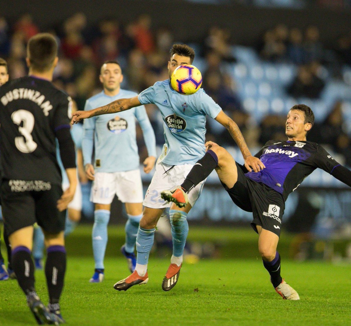 En el inicio de la Jornada 16 de #LaLigaSantander, #Celta y #Leganés se reparten puntos en Balaídos. 0-0.
#CeltaLeganés