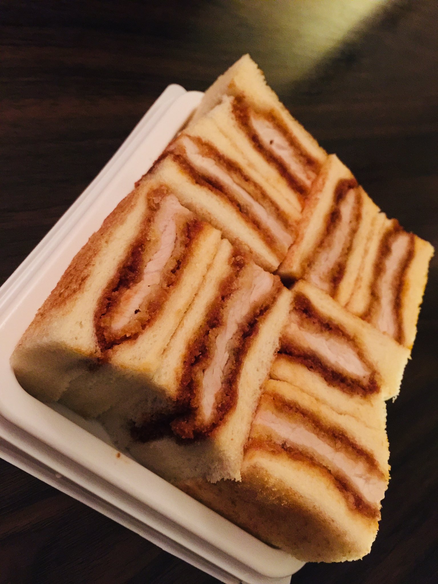 あむら お土産にテイクアウトした カツサンドは こちらで す パンを少しカリッと焼いて 甘めのソースでカツをサンドしてて フワッとした食感だよ おやつにもおつまみにもバッチリ ๑ و しげ作 弘前市 カツサンド 持ち帰り