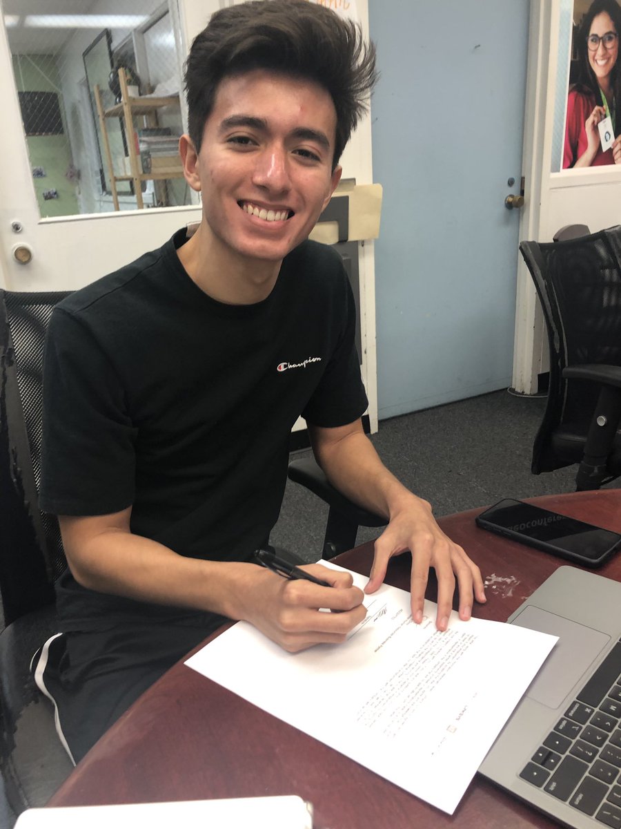 wearedavincix's tweet photo. These are the proud faces of DVX students signing their @belkin internship offer letters! #realworldlearning #internships #dvinternships https://t.co/DklDdv1H5E