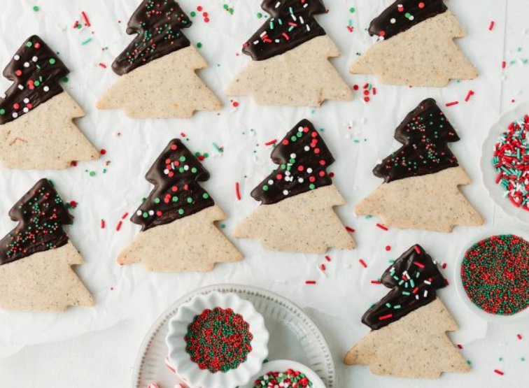 ‘Tis the season for holiday cookie swaps and treating yourself to all the best the holiday has to offer, including these Chai Chocolate Dipped Christmas Cookies. | bit.ly/2GjsEdO