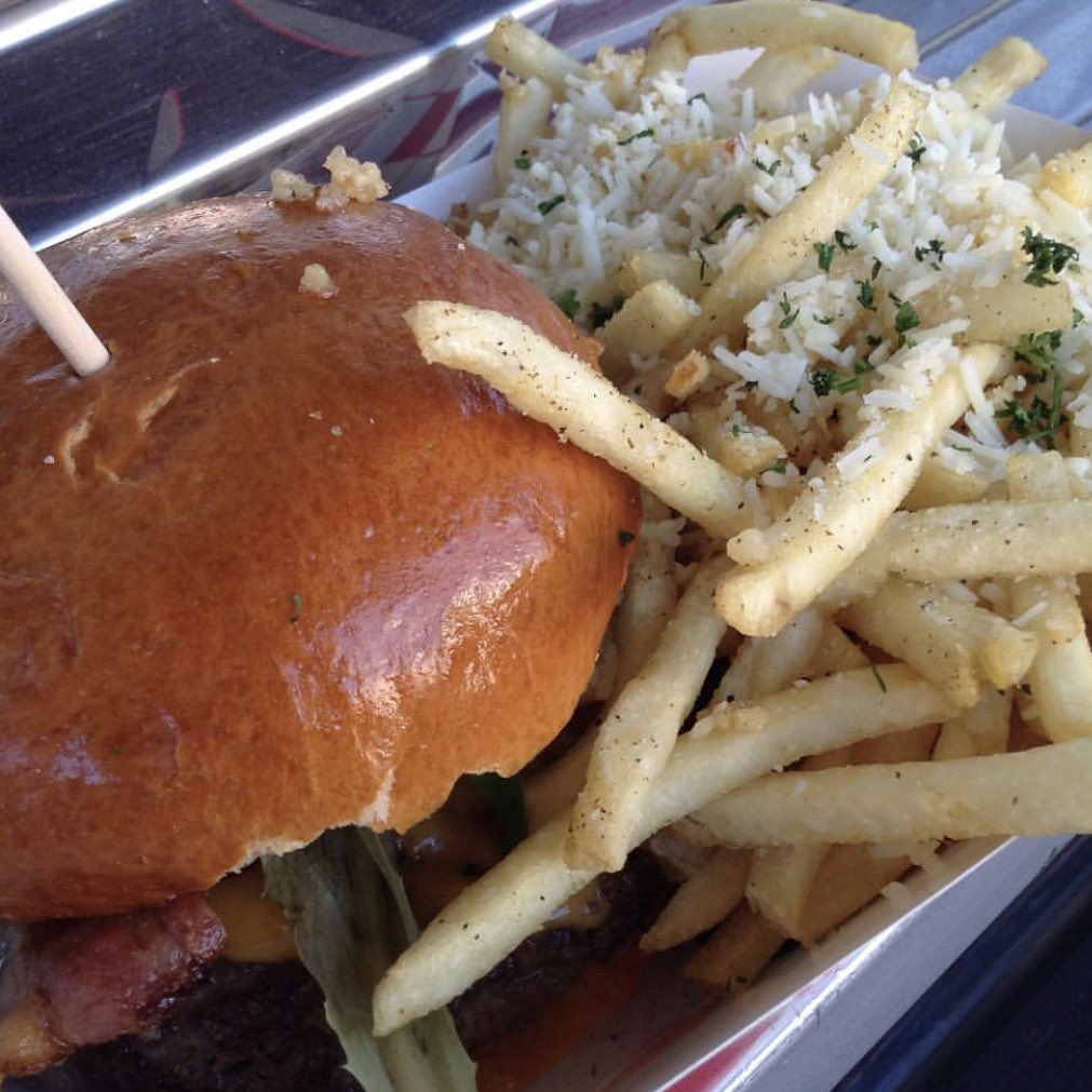 MeSoHungryTruck's tweet image. Happy Fry-Day you filthy animals 🍟 Tonight we will be at @hhfilthyanimals 🎅🏻 If you’re coming to this event, come hungry and grab a burger and some fries to eat! 📸: @jayhung101