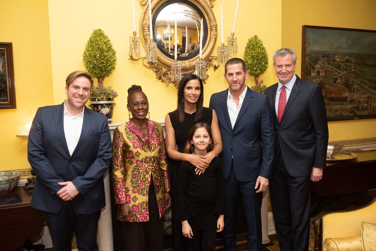 lavinamelwani's tweet photo. “It’s Padma Lakshmi Day in New York!” proclaimed Mayor Bill de Blasio at the post-Diwali celebrations at Gracie Mansion. Read all about it and check out the photo gallery! @PadmaLakshmi
 https://t.co/ogSi7w6CJI   #padmalakshmi #diwali #TopChef 
https://t.co/3I3zC2ECIm https://t.co/1QqLbZRBqM