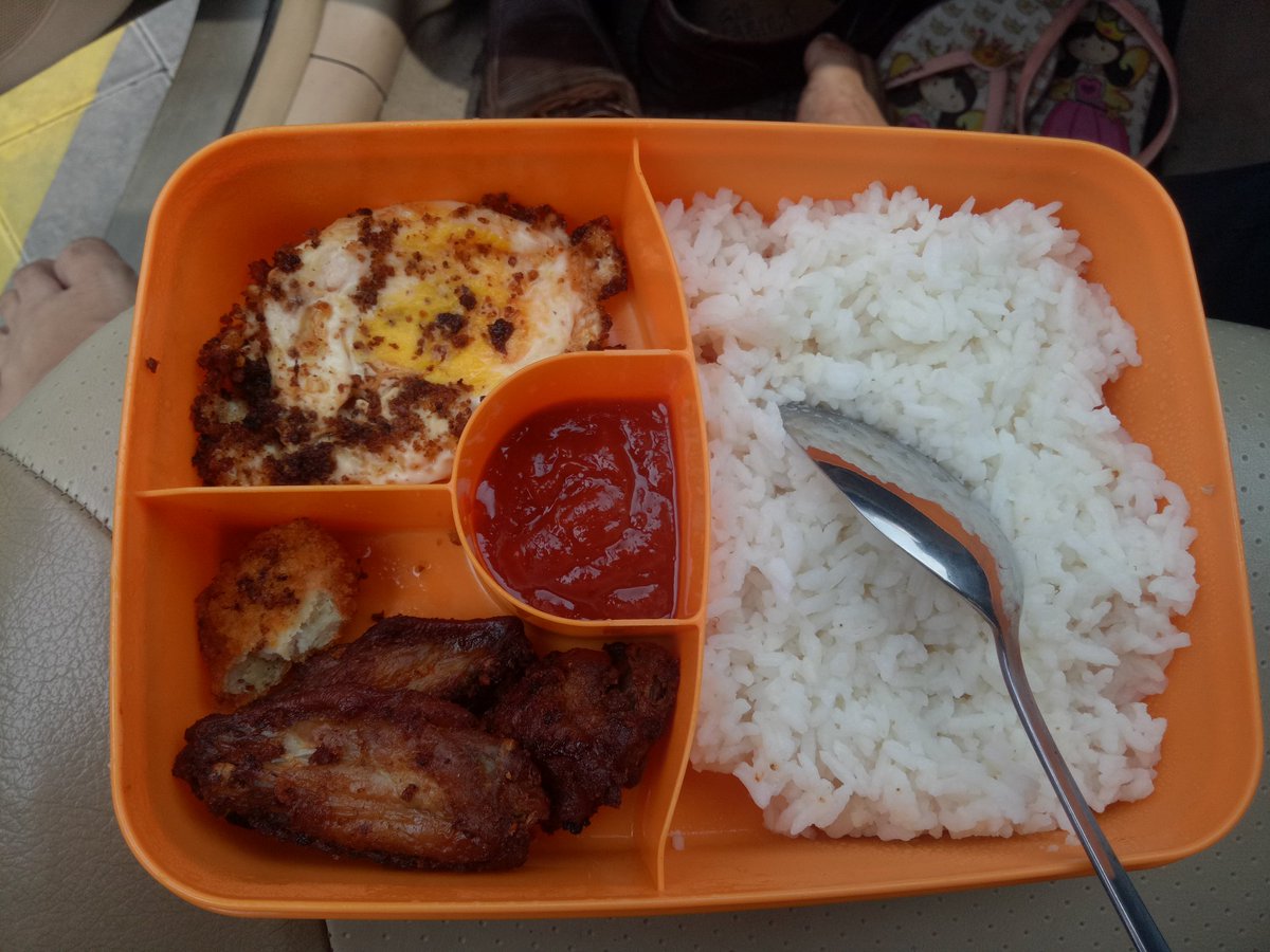 sarapan special telor dan ayam, tapi ngomong" dluan mana ya ayam sama telor????