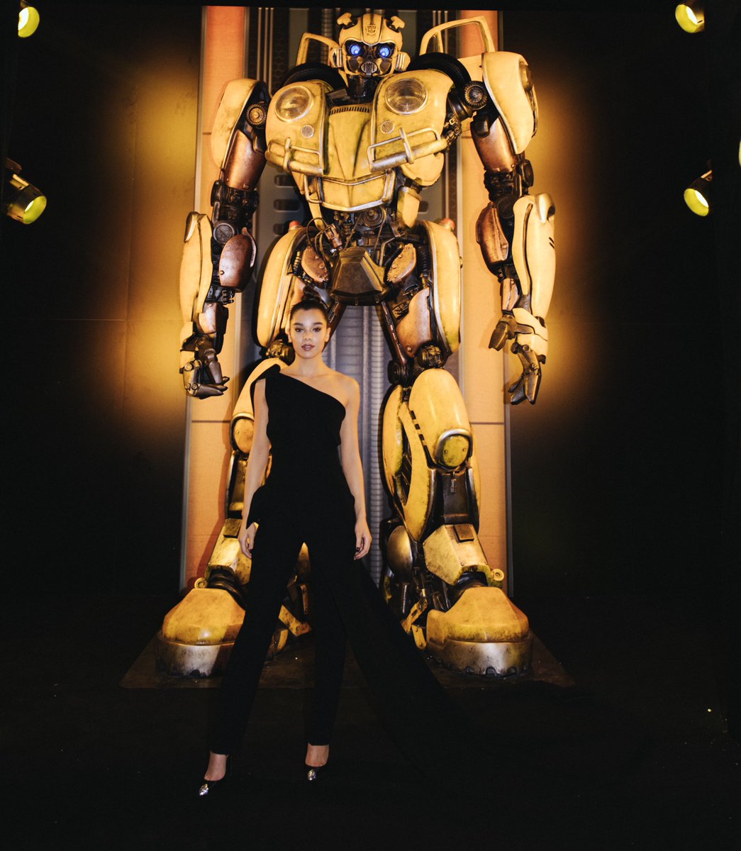 HaileeSteinfeld's tweet image. Me &amp;amp; Bee in Beijing 🇨🇳🐝🖤 

Less than one week away...
#BumblebeeMovie