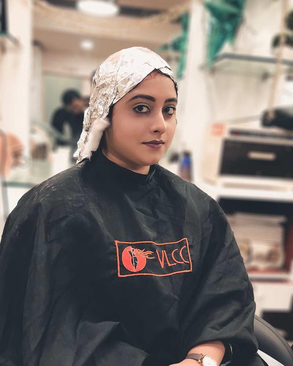 Rudrita's tweet photo. Life is too short to have boring hair and I can’t stop myself from thanking enough @vlccin and @lorealpro for having me and giving me an amazing experience. L’Oréal Professionel has introduced 'Parisian Chocolat'.
#ColourMeFrench
#ParisianChocolat
#LorealProfIndia
#VLCCxLorealPro https://t.co/fJKUonDevL