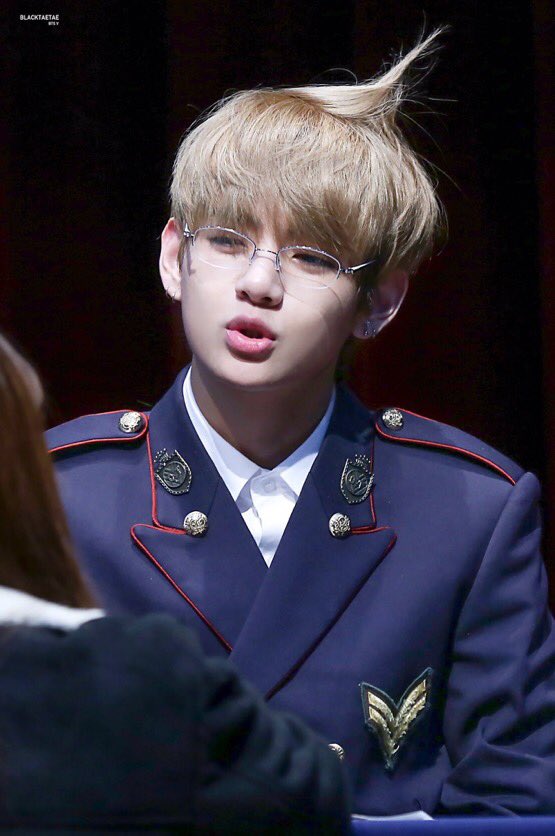 bangtantr's tweet photo. [🍬] Hatırlayın, Taehyung imza gününe katılan bir hayran ağlamaya başladığında onu neşelendirmek için saçıyla oynamıştı... Dün de MAMA sonrasında attığı fotoğrafta aynı şeyi yaptı... Bizi neşelendirmeye çalıştı 😢

cr. sncerebtstrash https://t.co/zYKmcJgDyc