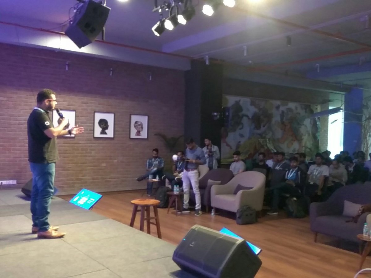 ANM0LANAND's tweet photo. @mv_karan giving talk on "how to build developers community" and inspiring people to dream bigger.
#devrelconf #HackferenceIndia @HackferenceIn https://t.co/5yMeSnYdxa