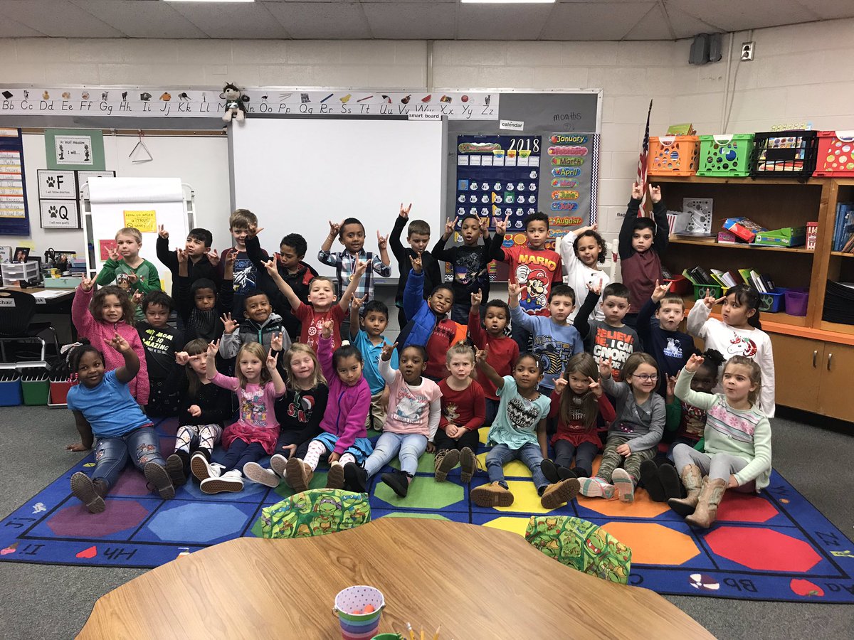 RachelYoungWMES's tweet photo. @nattyreese and I had a great time celebrating the first half of kindergarten with our little wolves this morning! They have working so hard already and we can’t wait to continue watching them grow next semester. #soproud #WMESROCKS #dualimmersion https://t.co/jvRGx2MLpE