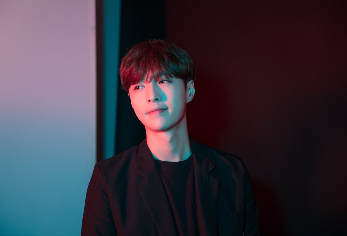 lay_studio's tweet photo. Behind the scene photos of @layzhang during his Snapchat interview! Snazzy! https://t.co/qNcayH0yEd