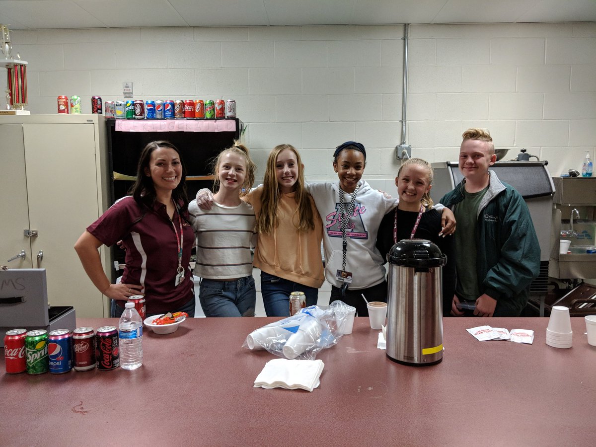 NewellBarneyCP's tweet photo. Shout out to our WEB leaders and staff who put on a social opportunity for our students at Santa’s Sleighin’ Movie Night! #nbexperience #boomboom #NBWEB #allin #engage #empower #excel #excellencethroughleadership @qcusd @BoomerangPrjct https://t.co/yoGC0cyvGm