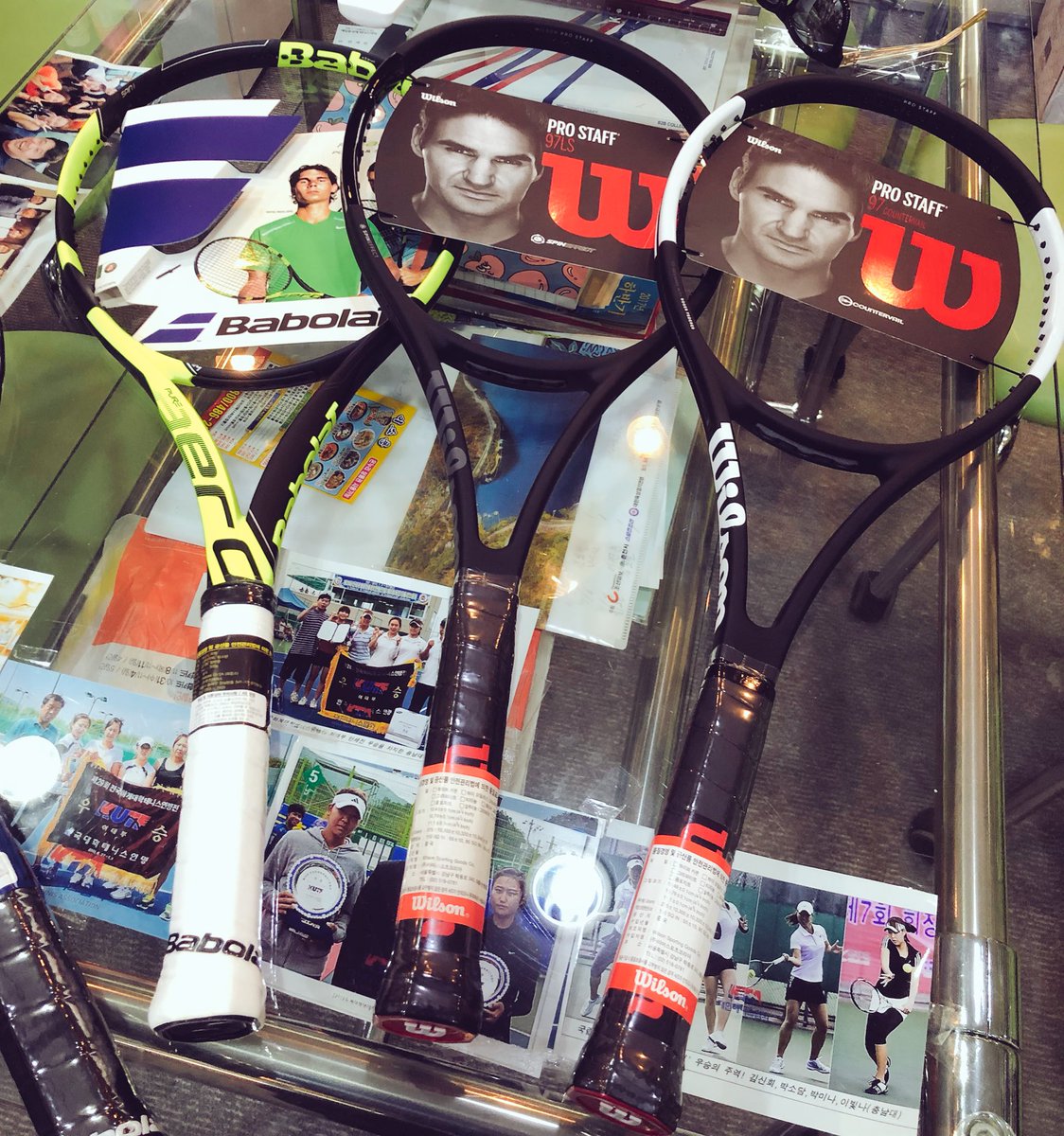 arane_ch's tweet photo. #テニス #レッスン 2ヶ月目
やっと #マイラケット を🎾😆
#バボラ #ウイルソン すんごく #悩む 〜〜〜 
#테니스 #라켓 #고민중
#tennis #racket #babolat #ラケット #pureaero #wilson #prostaff97
#YouTube #アラネチャンネル
https://t.co/fu3dpFPHpT https://t.co/VmVQAlBt1o