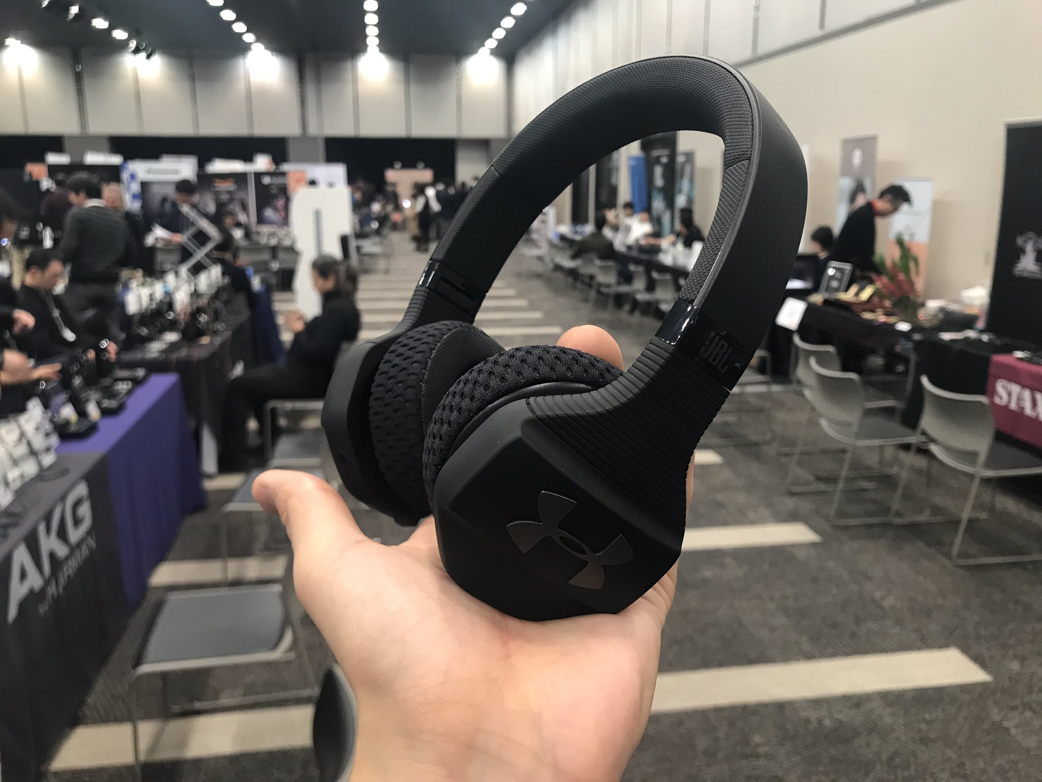 ほとんどyoutuber はまちゃん イヤホン ヘッドホン専門店 E イヤホン の人 ポタフェス Ua Sport Wireless Trainを体感しました 大き目のボタンがスマートじゃなくて 逆にオシャレ ワイヤレスで トークスルー機能を起動するには 右のアンダー