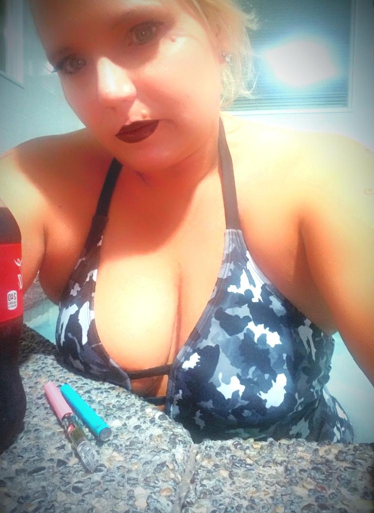 wiccat13's tweet photo. I Know im supposed to be working but being alone in a hotel room #Relaxing by hot tub with my vapes and a coke  ..couldn't find #drpepper yet! #portlanddate https://t.co/6ZbBe97VFE