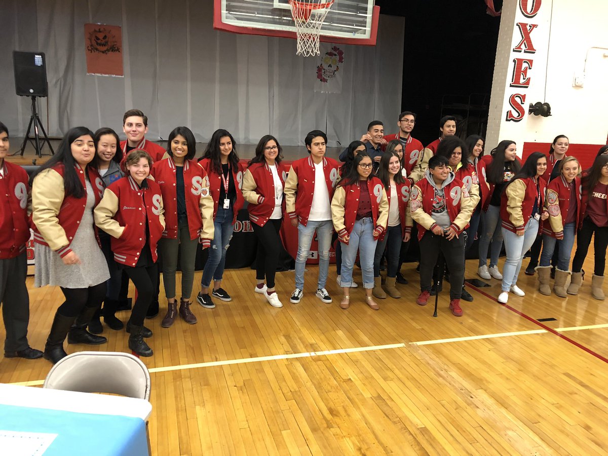 rojasilverfoxes's tweet photo. #amepisd Academic Letterman’s Jacket awarded to the top 5 students for each grade level at Jefferson and Silva. Great work Silver Foxes! https://t.co/oYONa0ecXK