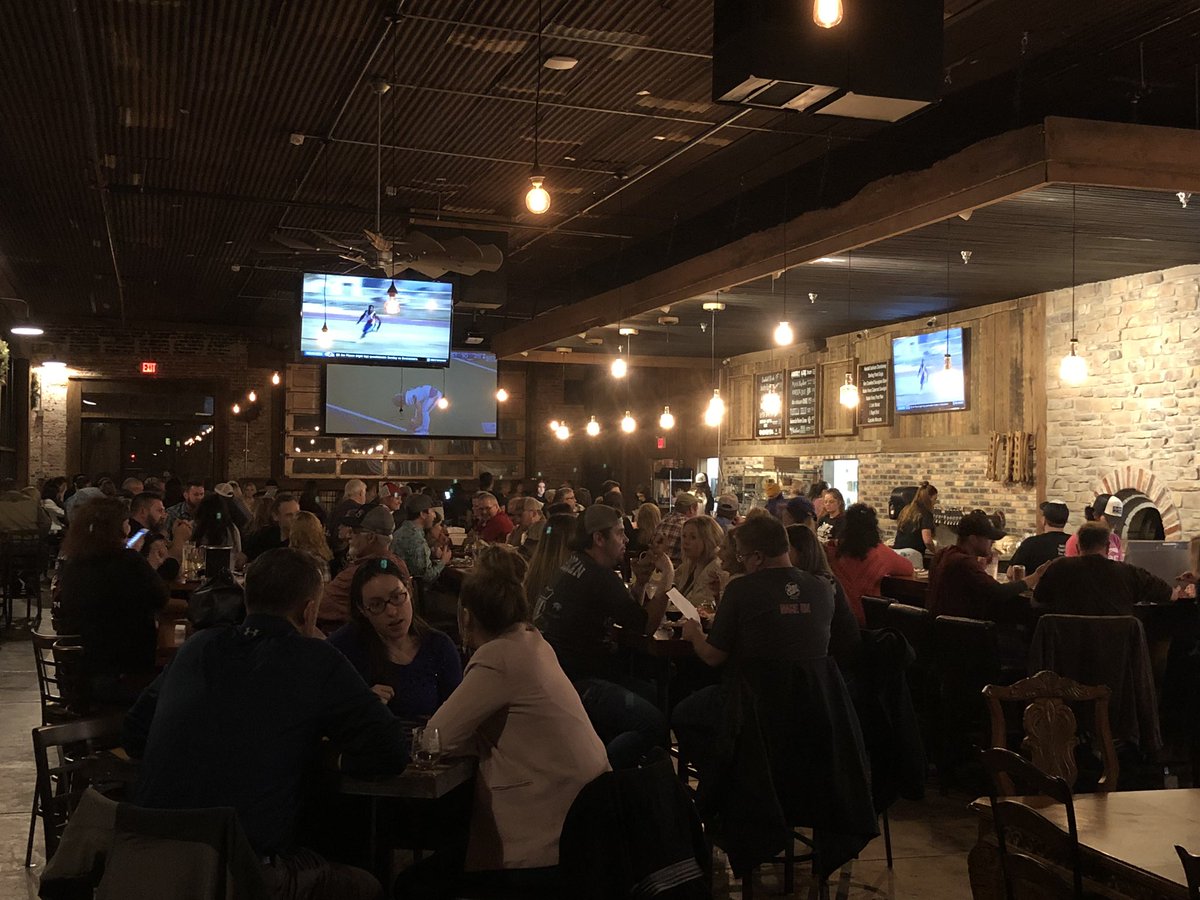 Pg Hawks on the big screen winning 28-0, cold craft beer and wood-fired pizza. Perfect Friday night!  Finish it Hawks!!  #beerandpizza