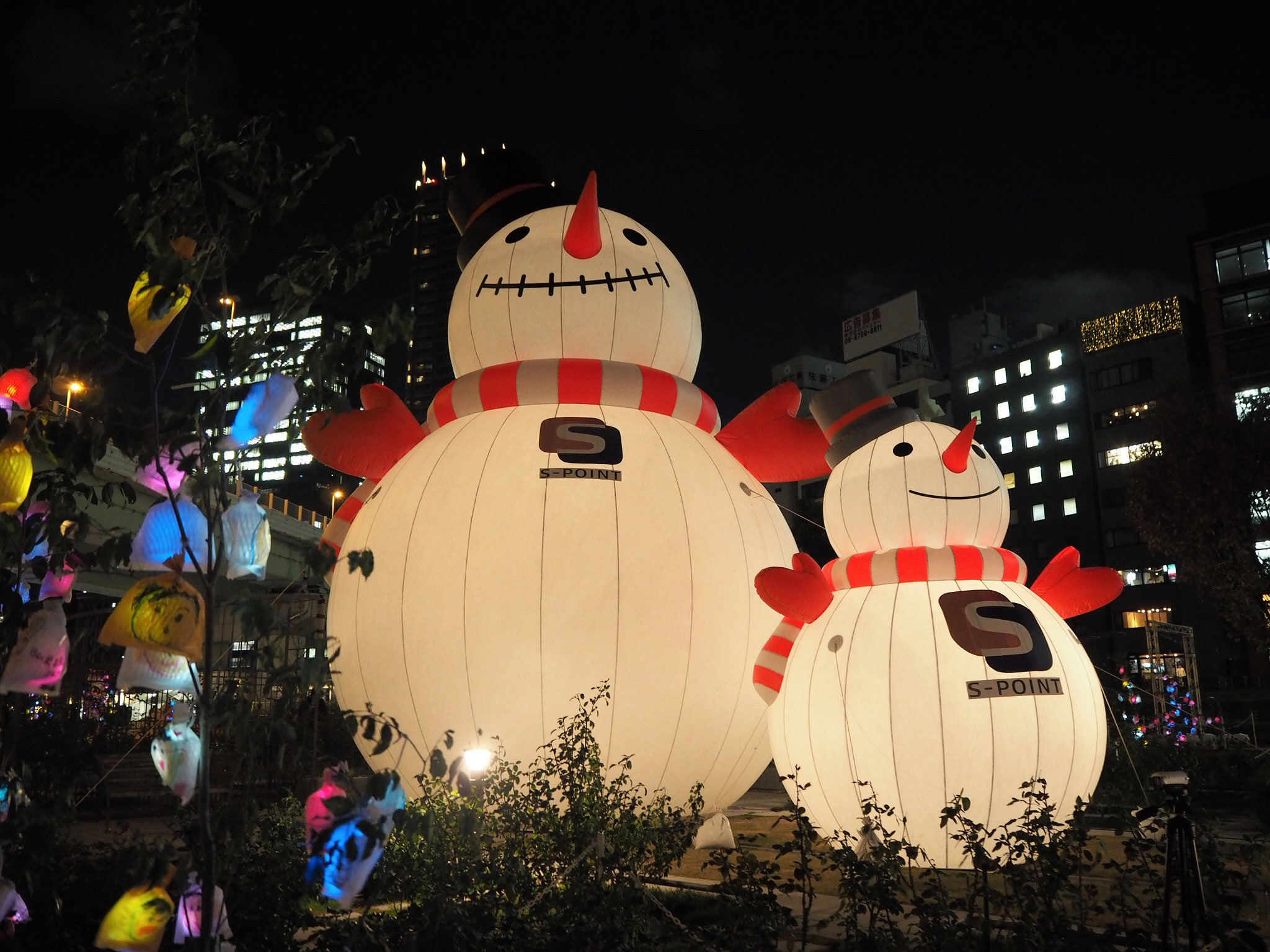 梅田コネクト Osaka光のルネサンス オープニングセレモニーを見にいってきました 今年もウォールタペストリーは圧巻 12 25 火 まで中之島公園バラ園にいるスノーマン親子にも ぜひ会いに来てくださいね 梅田スノーマンフェスティバル18
