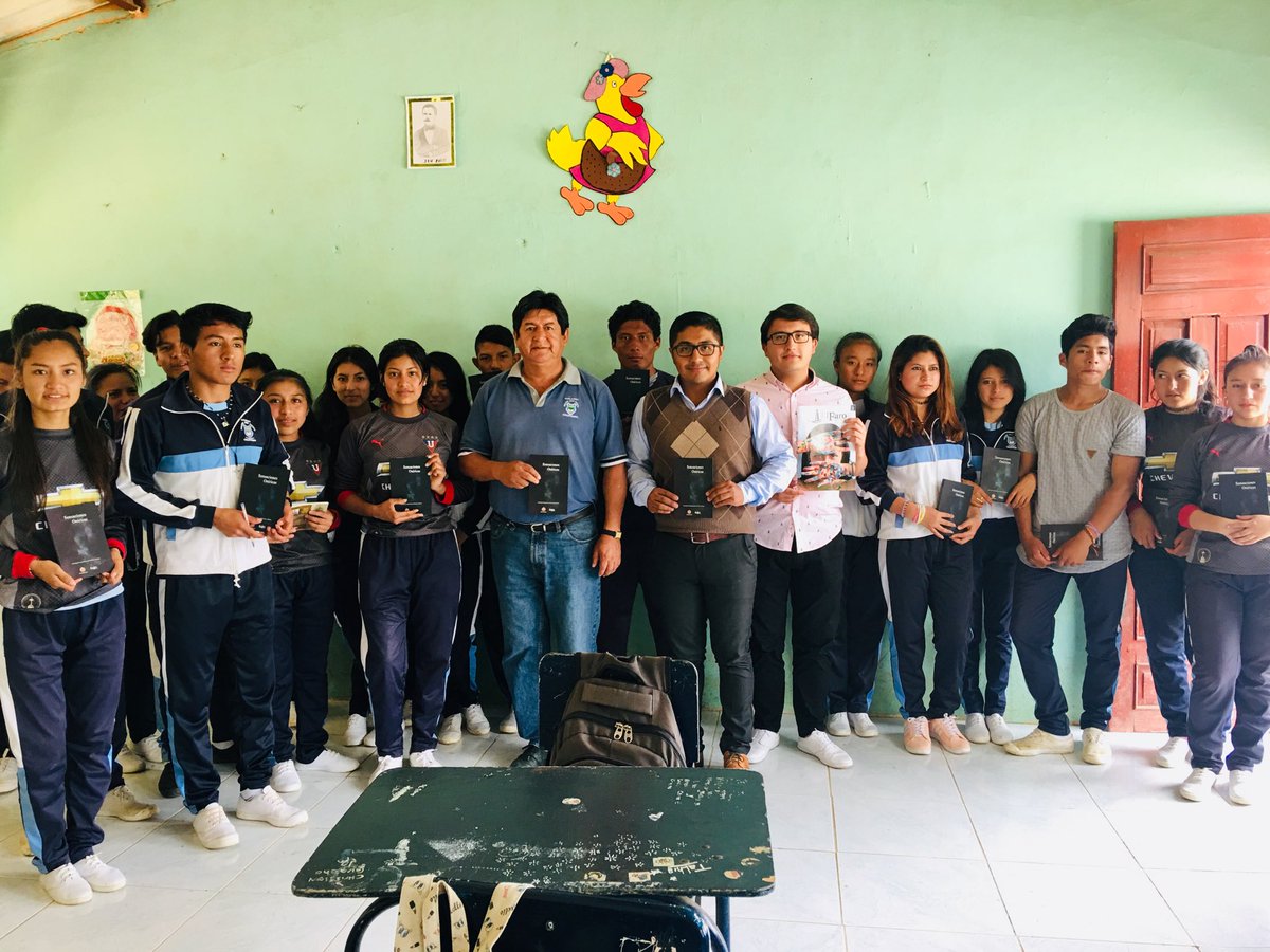 asoartesec's tweet photo. #ASOARTES emprende con éxito campaña de fomento de la lectura en la provincia de Loja, con la distribución gratuita de más de 300 ejemplares de libros y revistas. Hoy visitamos colegios de Celica, Pindal y Puyango. @JoseLuisig96 @Gaizkaandree https://t.co/wxROTv0jvU