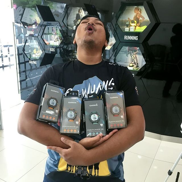 twtjogging's tweet photo. Aku dah stalk IG @SOFEARun dorang dah dapatkan 10 jam GARMIN untuk korang. So,
Apa yang korang perlu buat?? Download app #SofeaRun dan daftar larian #ThamLuangCaveRun https://t.co/hf7eUFRVR5