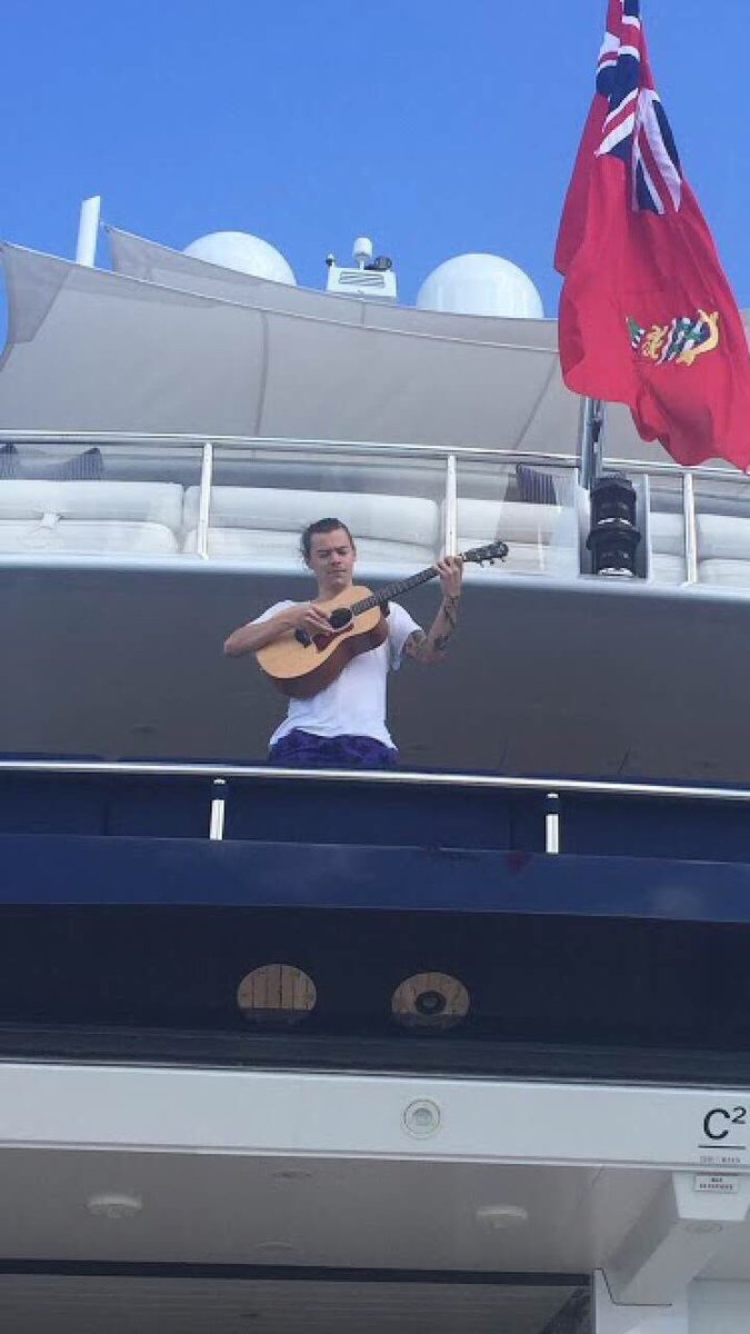 moni (@hesbesitos) on Twitter photo 15/12/2018 02:49:28 i really want to hear him playing the guitar and sing something acoustic i really want to hear him playing the guitar and sing something acoustic