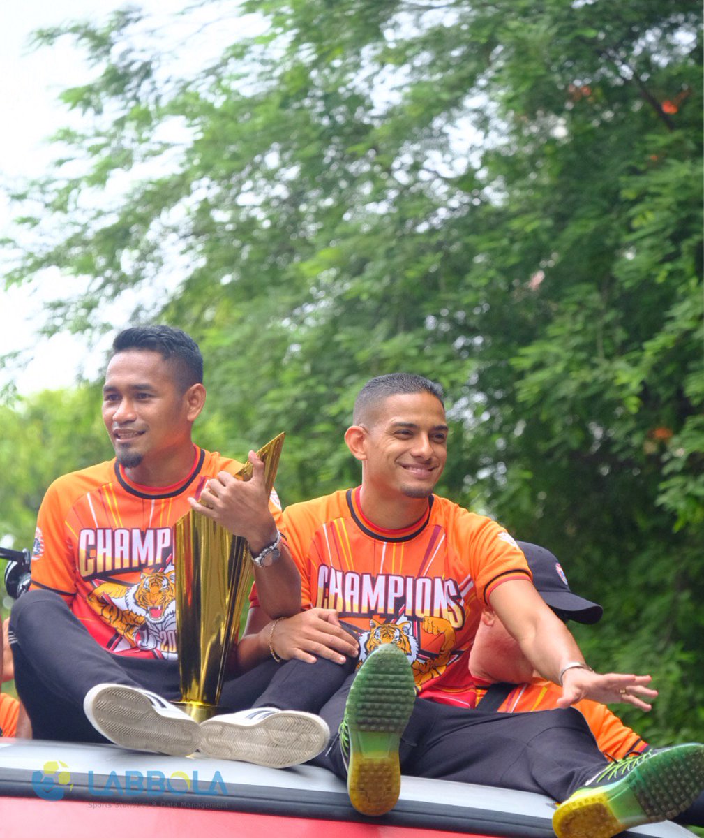 labbola's tweet photo. Suasana konvoi perayaan @Persija_Jkt pagi ini (2/3)

🏆🐯🏆

#PersijaJakarta
#JKT
#KonvoiPersija https://t.co/ZcQ9AeptQU