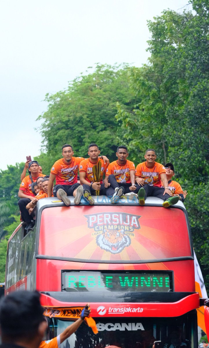 labbola's tweet photo. Suasana konvoi perayaan @Persija_Jkt pagi ini (2/3)

🏆🐯🏆

#PersijaJakarta
#JKT
#KonvoiPersija https://t.co/ZcQ9AeptQU
