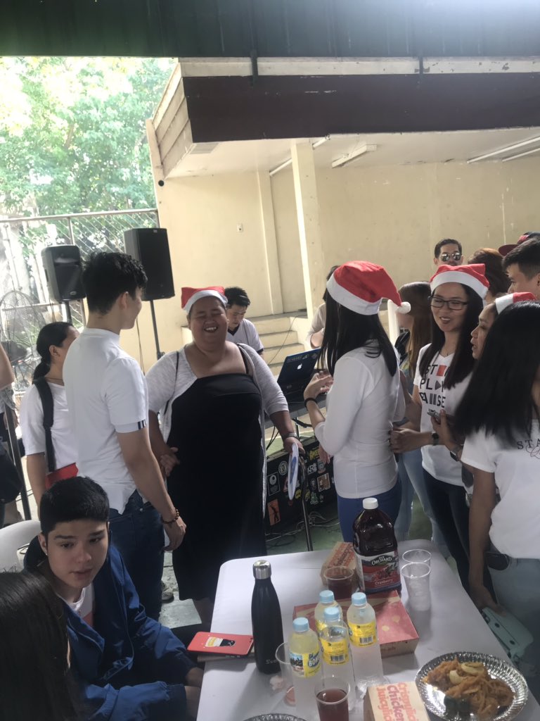 ELMOgirliesFC's tweet photo. #TeamElmo having a good time with selfies &amp; small talk with @SuperElmo #ElmoMagalona https://t.co/6GCsozDClR
