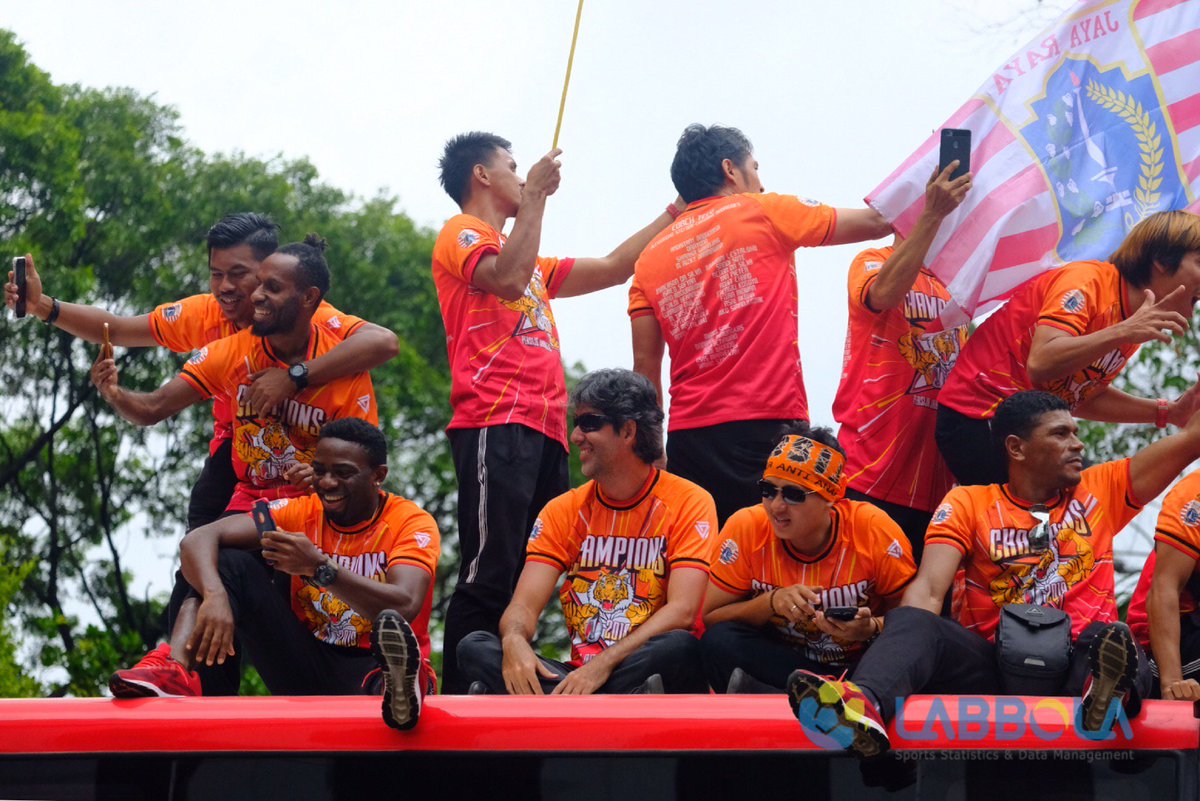 labbola's tweet photo. Suasana konvoi perayaan @Persija_Jkt pagi ini (3/3)

🏆🐯🏆

#PersijaJakarta
#JKT
#KonvoiPersija https://t.co/8zteGEuHH8