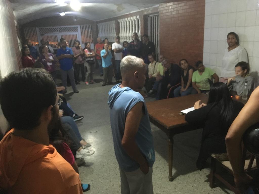 Clap26Q1's tweet photo. RWUNION CON LA COMUNIAD PARA DEFINIR LA DISTRIBUCION DE LOS PERNILES, DANDO COMO RESULTADO 1 POR CASA Y LOS QUE FALTABAN AQUELLAS CASAS EN QUE HABIAN MENOS DE TRES PERSONAS SE AGRUPARON... TODO EN PAZ Y ALEGRIA DESPUES DE UNA SITUACION IRREGULAR https://t.co/rCQMDyRlLN
